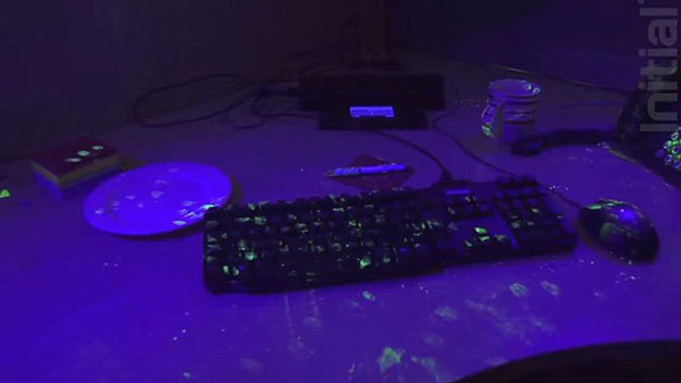 ​Bàn[-]làm[-]việc[-]của[-]chúng[-]ta[-]thật...[-]kinh[-]khủng