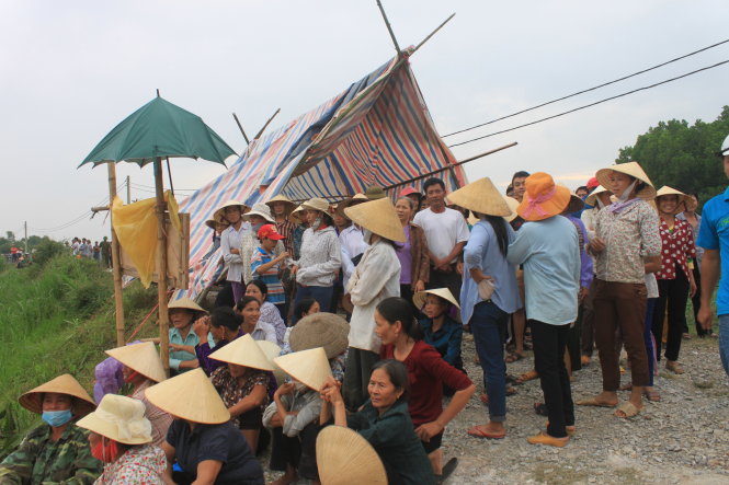[-]Thanh[-]Hoá:[-]Dân[-]chặn[-]cổng[-]yêu[-]cầu[-]di[-]dời[-]trang[-]trại[-]heo