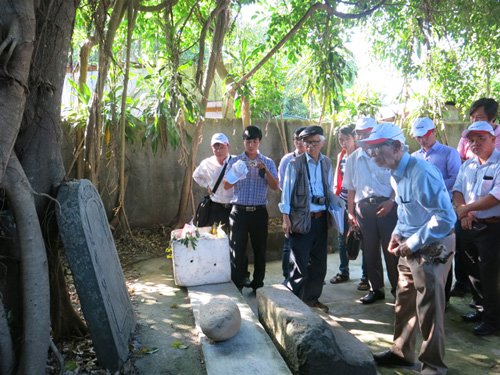 Tranh[-]cãi[-]gay[-]gắt[-]về[-]lăng[-]mộ[-]vua[-]Quang[-]Trung[-]ở[-]Huế