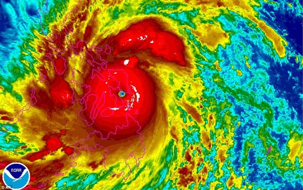 Siêu[-]bão[-]Haiyan[-]đổ[-]bộ[-]vào[-]Philippines[-]từ[-]phía[-]tây[-]Thái[-]Bình[-]Dương[-]vào[-]sáng[-]8/11.[-]Ảnh:[-]NOAA.