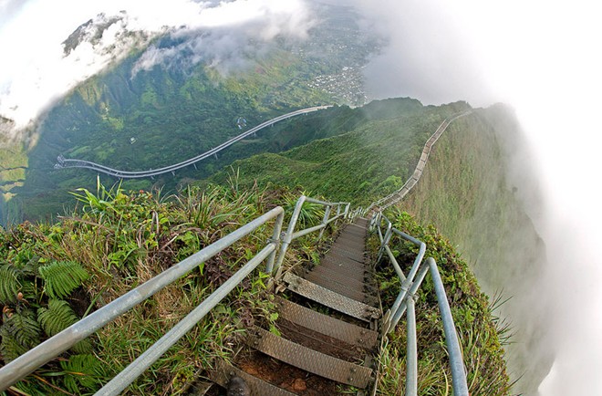 Cầu[-]thang[-]Haiku[-]4.000[-]bậc[-]ở[-]đảo[-]Oahu[-]bị[-]cấm[-]nhưng[-]vẫn[-]hút[-]khách
