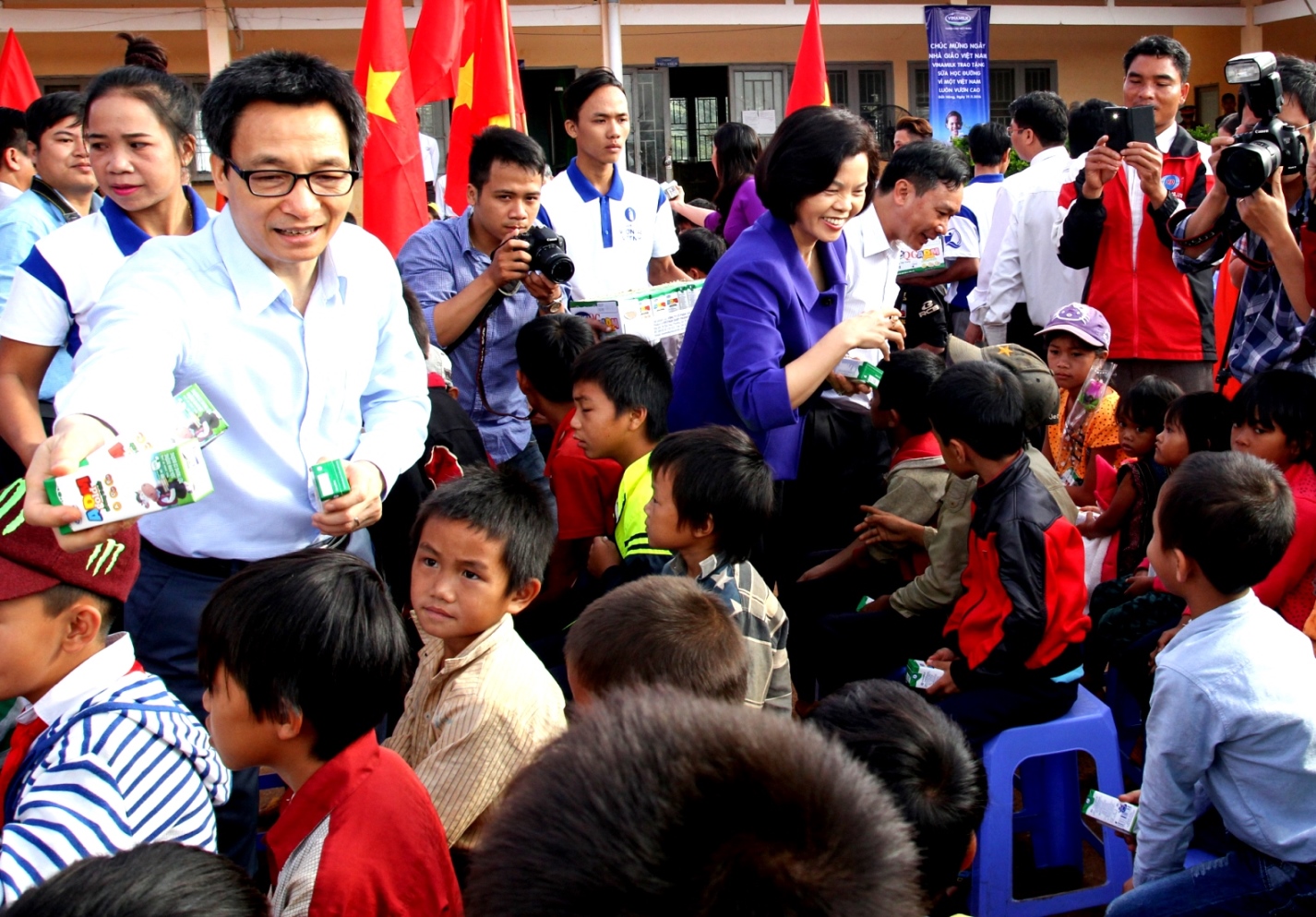 Vinamilk[-]phối[-]hợp[-]cùng[-]tỉnh[-]Đắk[-]Nông[-]tổ[-]chức[-]kỷ[-]niệm[-]34[-]năm[-]ngày[-]Nhà[-]giáo[-]Việt[-]Nam[-]