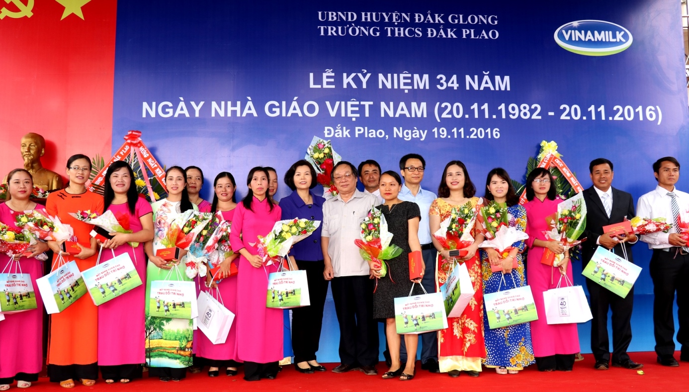 Vinamilk[-]phối[-]hợp[-]cùng[-]tỉnh[-]Đắk[-]Nông[-]tổ[-]chức[-]kỷ[-]niệm[-]34[-]năm[-]ngày[-]Nhà[-]giáo[-]Việt[-]Nam[-]