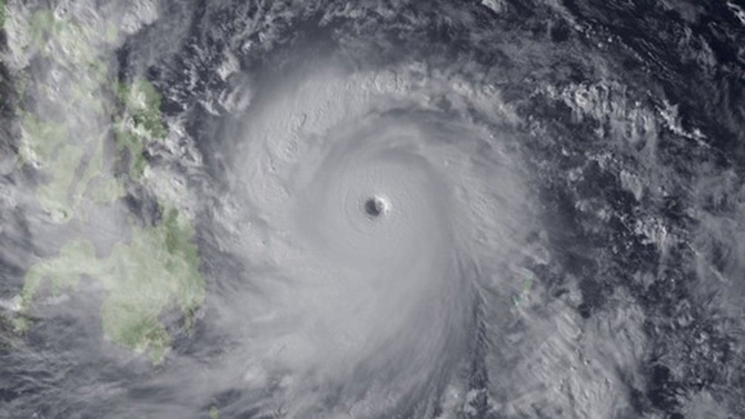 Siêu[-]bão[-]Haiyan[-]có[-]thể[-]là[-]cơn[-]bão[-]mạnh[-]nhất[-]từng[-]được[-]ghi[-]nhận[-]trong[-]lịch[-]sử[-]nhân[-]loại.[-]Gió[-]gần[-]vùng[-]tâm[-]bão[-]được[-]xác[-]định[-]có[-]thể[-]đạt[-]tới[-]tốc[-]độ[-]380km/h.