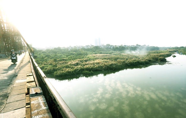 [-]Có[-]một[-]mùa[-]cỏ[-]lau[-]bên[-]bờ[-]sông[-]Hồng