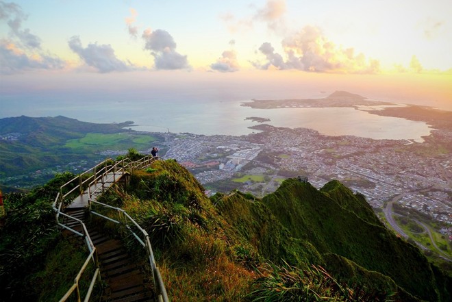 Cầu[-]thang[-]Haiku[-]4.000[-]bậc[-]ở[-]đảo[-]Oahu[-]bị[-]cấm[-]nhưng[-]vẫn[-]hút[-]khách