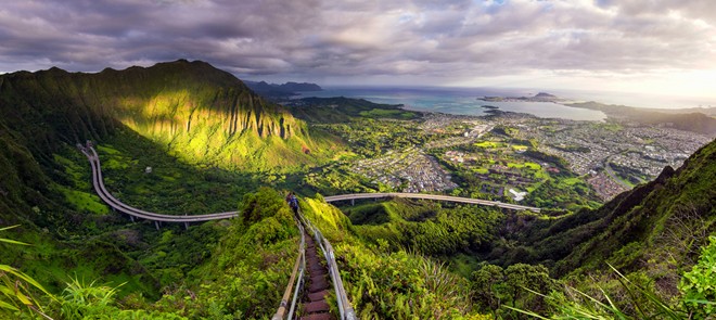 Cầu[-]thang[-]Haiku[-]4.000[-]bậc[-]ở[-]đảo[-]Oahu[-]bị[-]cấm[-]nhưng[-]vẫn[-]hút[-]khách