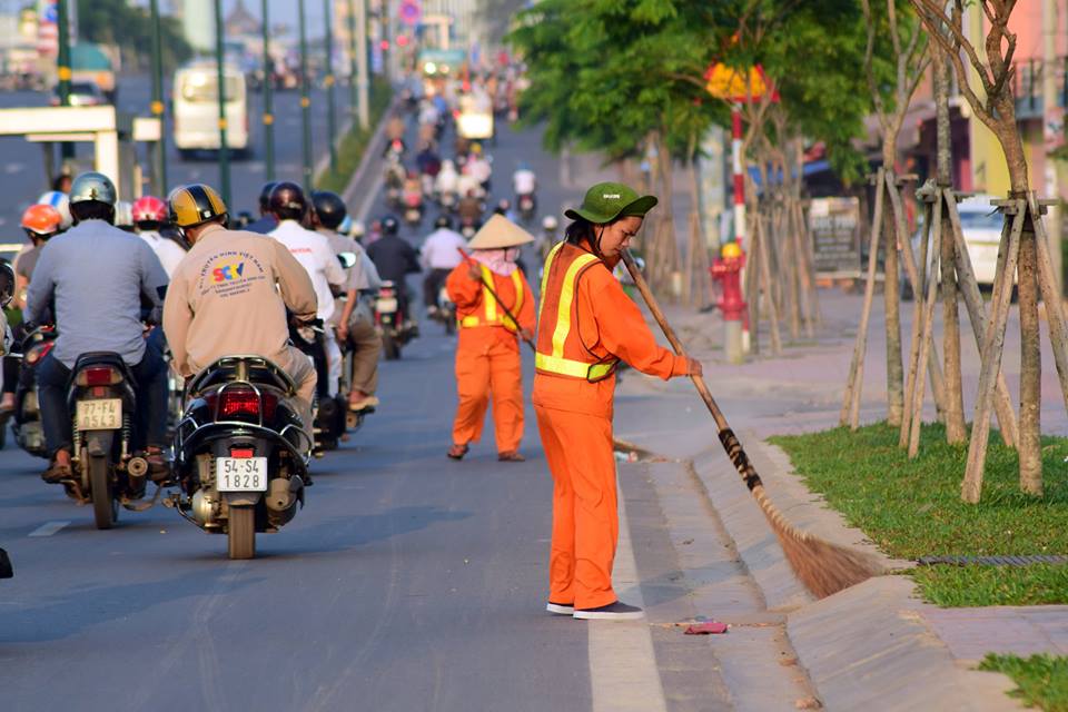 Cuộc[-]thi[-]ảnh[-]"Silent[-]Hero"[-](Những[-]người[-]hùng[-]thầm[-]lặng)[-]do[-]câu[-]lạc[-]bộ[-]Thế[-]Hệ[-]Xanh[-]–[-]đại[-]học[-]RMIT[-]Việt[-]Nam[-]đã[-]đi[-]vào[-]vòng[-]chung[-]kết.[-]Tin[-]Môi[-]Trường[-]giới[-]thiệu[-]một[-]số[-]tác[-]phẩm[-]gửi[-]dự[-]thi
