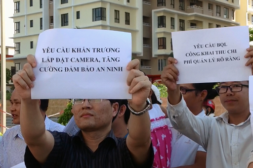 TPHCM:Bị[-]cắt[-]nước,[-]cả[-]trăm[-]người[-]trong[-]chung[-]cư[-]tuần[-]hành[-]phản[-]đối