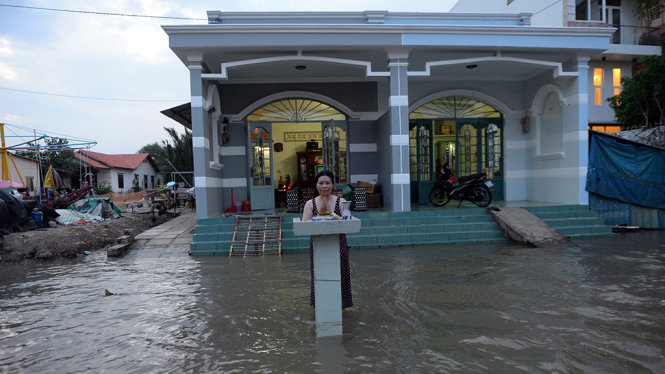 [-]Ngày[-]thứ[-]2[-]dân[-]TP.HCM[-]“vật[-]lộn”[-]với[-]đỉnh[-]triều[-]cường
