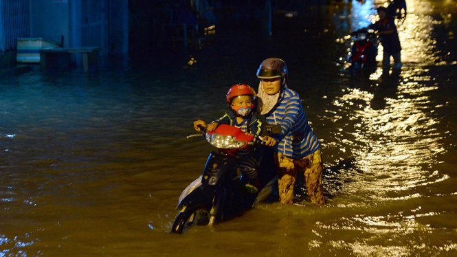 [-]Ngày[-]thứ[-]2[-]dân[-]TP.HCM[-]“vật[-]lộn”[-]với[-]đỉnh[-]triều[-]cường