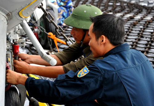 Cận[-]cảnh[-]trực[-]thăng[-]săn[-]ngầm[-]trên[-]biên[-]đội[-]chiến[-]hạm[-]Đinh[-]Tiên[-]Hoàng[-]-[-]Lý[-]Thái[-]Tổ