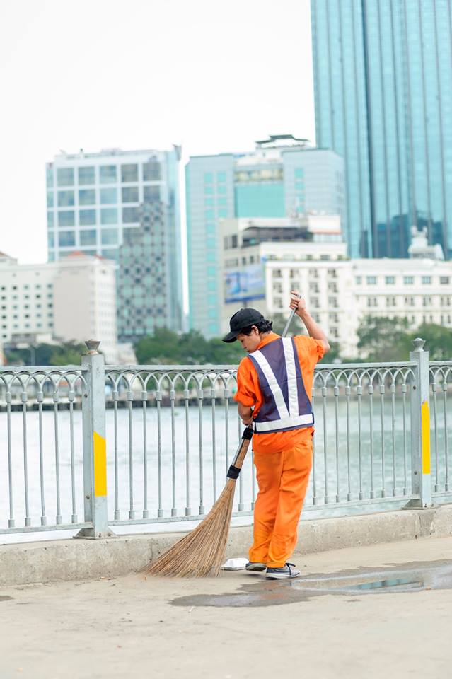 Cuộc[-]thi[-]ảnh[-]"Silent[-]Hero"[-](Những[-]người[-]hùng[-]thầm[-]lặng)[-]do[-]câu[-]lạc[-]bộ[-]Thế[-]Hệ[-]Xanh[-]–[-]đại[-]học[-]RMIT[-]Việt[-]Nam[-]đã[-]đi[-]vào[-]vòng[-]chung[-]kết.[-]Tin[-]Môi[-]Trường[-]giới[-]thiệu[-]một[-]số[-]tác[-]phẩm[-]gửi[-]dự[-]thi