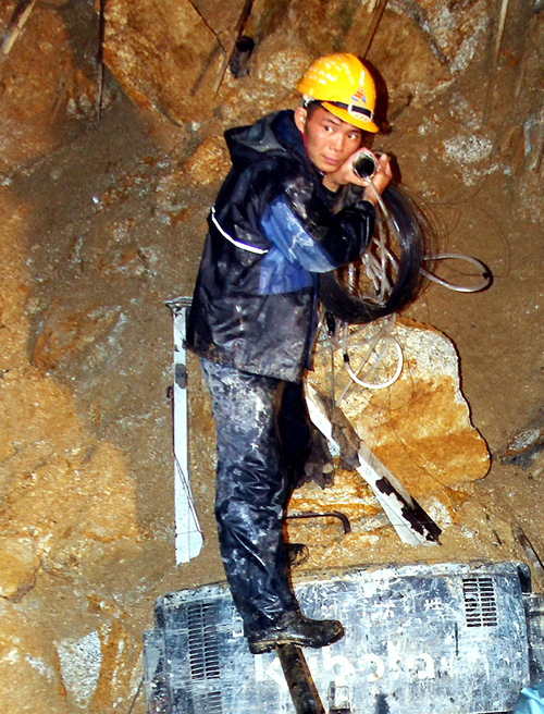 "Con[-]đường"[-]giữ[-]sự[-]sống[-]cho[-]các[-]nạn[-]nhân[-]trong[-]hầm[-]sập
