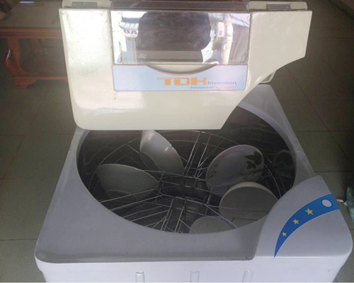 Máy[-]rửa[-]bát[-]bằng[-]năng[-]lượng[-]mặt[-]trời[-]của[-]thầy[-]giáo[-]Tây[-]Nguyên