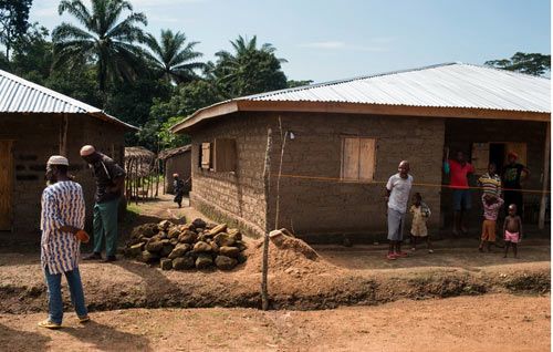 Không[-]tin[-]bác[-]sỹ,[-]bố[-]ôm[-]con[-]nhiễm[-]Ebola[-]trốn[-]vào[-]rừng[-]