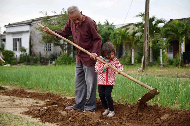 Một[-]ngày[-]làm[-]nông[-]dân[-]ở[-]Hội[-]An[-]của[-]bé[-]Riley[-]Stirling[-]4[-]tuổi[-]