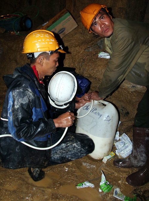 "Con[-]đường"[-]giữ[-]sự[-]sống[-]cho[-]các[-]nạn[-]nhân[-]trong[-]hầm[-]sập