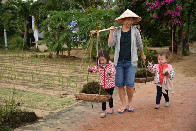 Một[-]ngày[-]làm[-]nông[-]dân[-]ở[-]Hội[-]An[-]của[-]bé[-]Riley[-]Stirling[-]4[-]tuổi[-]