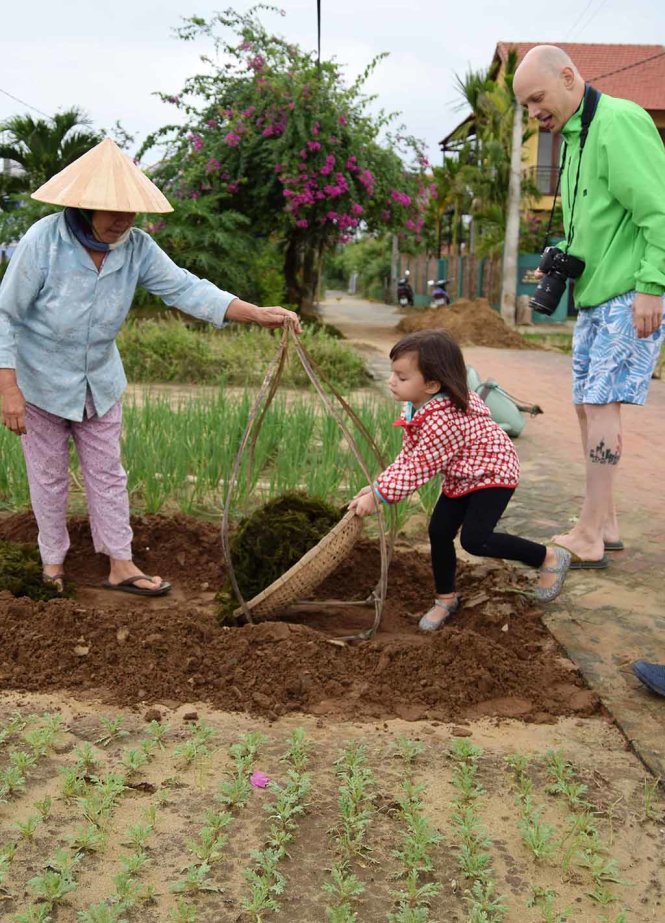 Một[-]ngày[-]làm[-]nông[-]dân[-]ở[-]Hội[-]An[-]của[-]bé[-]Riley[-]Stirling[-]4[-]tuổi[-]