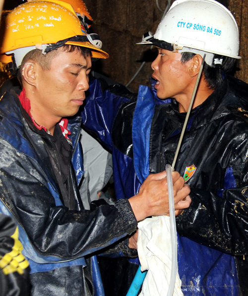 "Con[-]đường"[-]giữ[-]sự[-]sống[-]cho[-]các[-]nạn[-]nhân[-]trong[-]hầm[-]sập