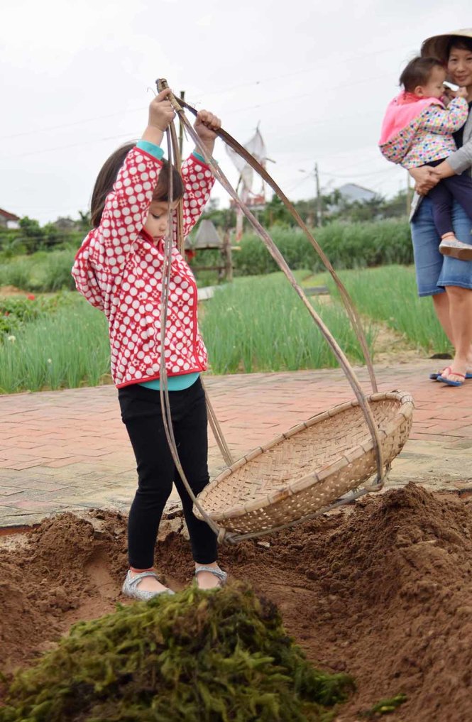 Một[-]ngày[-]làm[-]nông[-]dân[-]ở[-]Hội[-]An[-]của[-]bé[-]Riley[-]Stirling[-]4[-]tuổi[-]