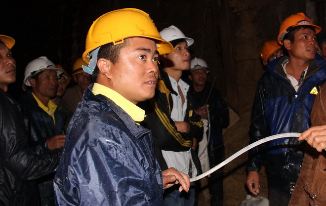 "Con[-]đường"[-]giữ[-]sự[-]sống[-]cho[-]các[-]nạn[-]nhân[-]trong[-]hầm[-]sập