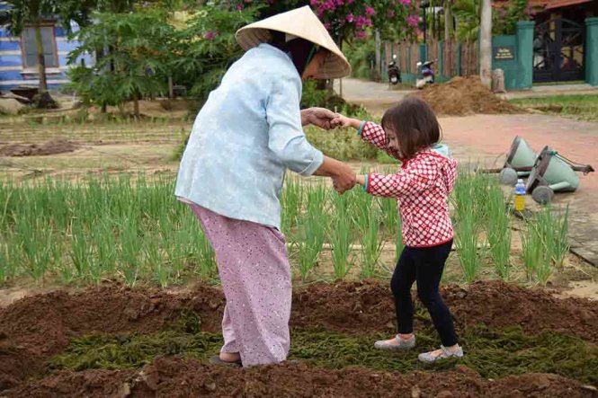 Một[-]ngày[-]làm[-]nông[-]dân[-]ở[-]Hội[-]An[-]của[-]bé[-]Riley[-]Stirling[-]4[-]tuổi[-]