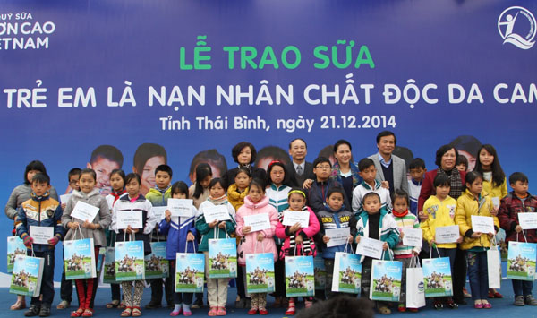 Vinamilk[-]và[-]Quỹ[-]sữa[-]"Vươn[-]cao[-]Việt[-]Nam"[-]cùng[-]chung[-]tay[-]xoa[-]dịu[-]nỗi[-]đau[-]da[-]cam[-]cho[-]trẻ[-]em[-]Thái[-]Bình