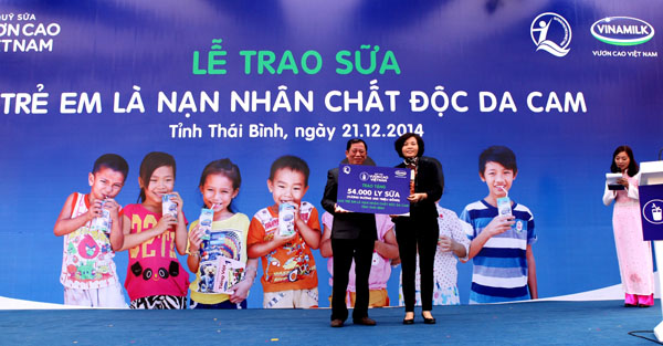 Vinamilk[-]và[-]Quỹ[-]sữa[-]"Vươn[-]cao[-]Việt[-]Nam"[-]cùng[-]chung[-]tay[-]xoa[-]dịu[-]nỗi[-]đau[-]da[-]cam[-]cho[-]trẻ[-]em[-]Thái[-]Bình