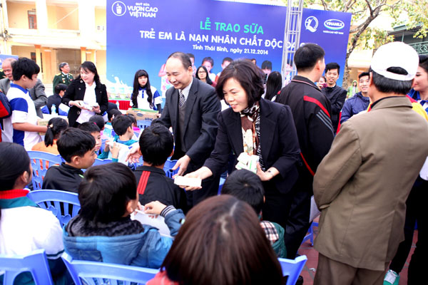 Vinamilk[-]và[-]Quỹ[-]sữa[-]"Vươn[-]cao[-]Việt[-]Nam"[-]cùng[-]chung[-]tay[-]xoa[-]dịu[-]nỗi[-]đau[-]da[-]cam[-]cho[-]trẻ[-]em[-]Thái[-]Bình