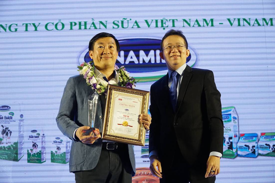 Ông[-]Đỗ[-]Thanh[-]Tuấn[-]–[-]Trưởng[-]bộ[-]phận[-]Đối[-]ngoại[-]Vinamilk[-]đại[-]diện[-]công[-]ty[-]nhận[-]giải[-]thưởng[-]Top[-]10[-]Tin[-]và[-]Dùng