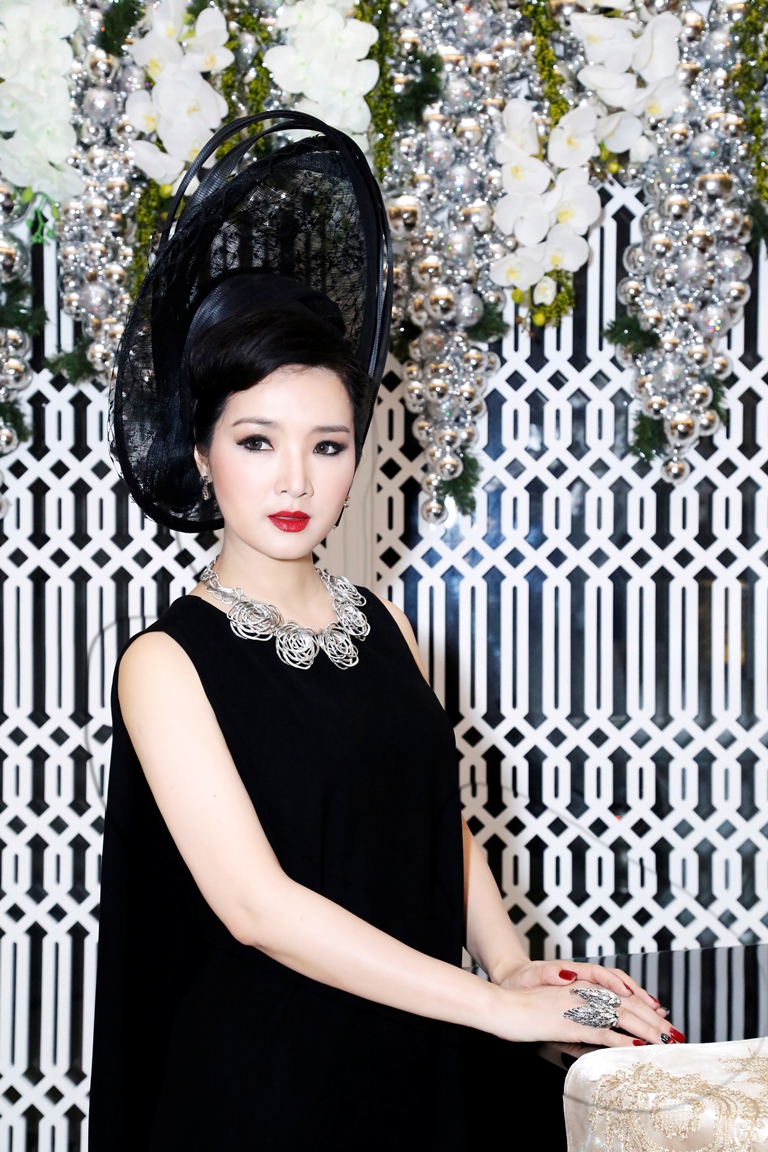Giáng[-]My[-]từ[-]thảm[-]đỏ[-]"sang[-]chảnh"[-]đến[-]"lộng[-]lẫy[-]bí[-]ẩn"[-]khi[-]dẫn[-]chương[-]trình
