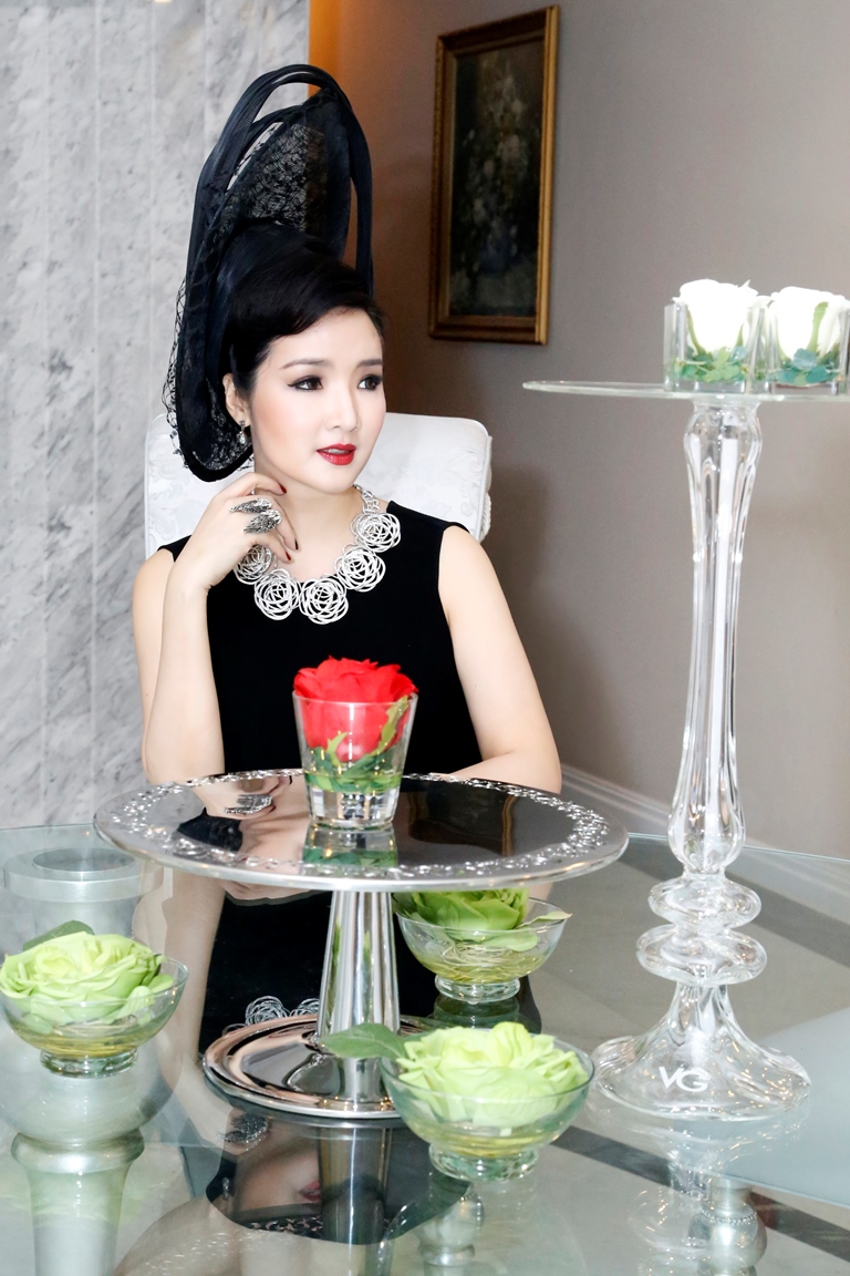 Giáng[-]My[-]từ[-]thảm[-]đỏ[-]"sang[-]chảnh"[-]đến[-]"lộng[-]lẫy[-]bí[-]ẩn"[-]khi[-]dẫn[-]chương[-]trình
