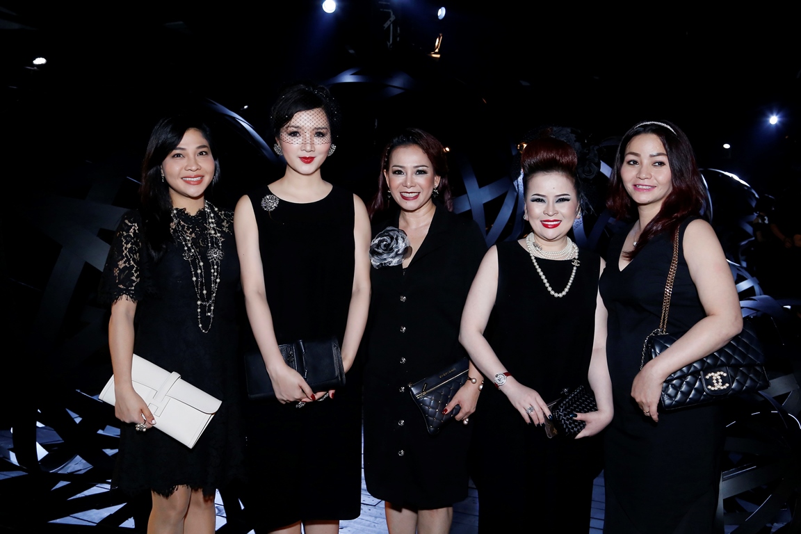 Giáng[-]My[-]từ[-]thảm[-]đỏ[-]"sang[-]chảnh"[-]đến[-]"lộng[-]lẫy[-]bí[-]ẩn"[-]khi[-]dẫn[-]chương[-]trình