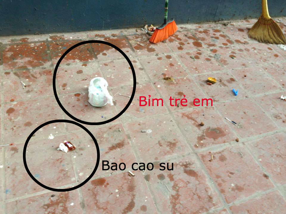 Phát[-]hãi[-]ở[-]chung[-]cư[-]bị[-]bao[-]cao[-]su[-]rơi[-]trúng[-]đầu