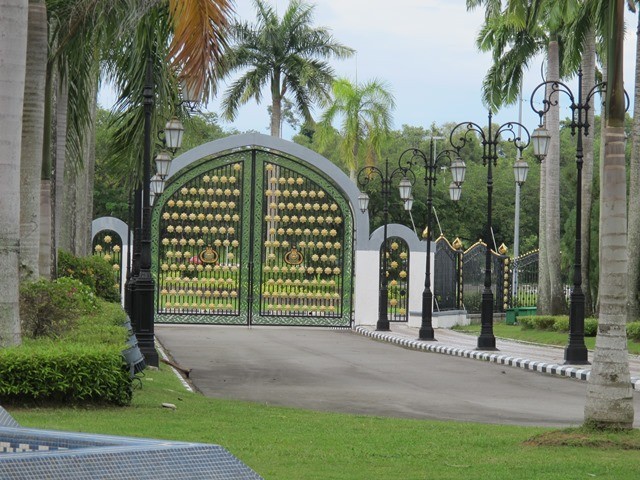 Brunei:[-]Tận[-]thấy[-]Thánh[-]đường[-]Hồi[-]giáo[-]toàn[-]vàng[-]