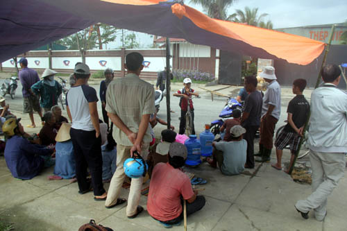 Dân[-]tiếp[-]tục[-]đội[-]mưa[-][-]'phong[-]toả'[-]nhà[-]máy[-]thép[-]gây[-]ô[-]nhiễm