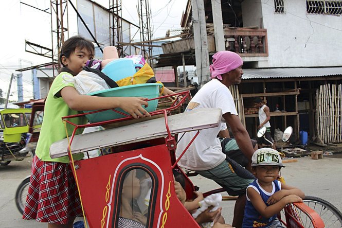 Bão[-]Hapugit[-]lồng[-]lộn[-]tiến[-]tới[-]Philippines[-]