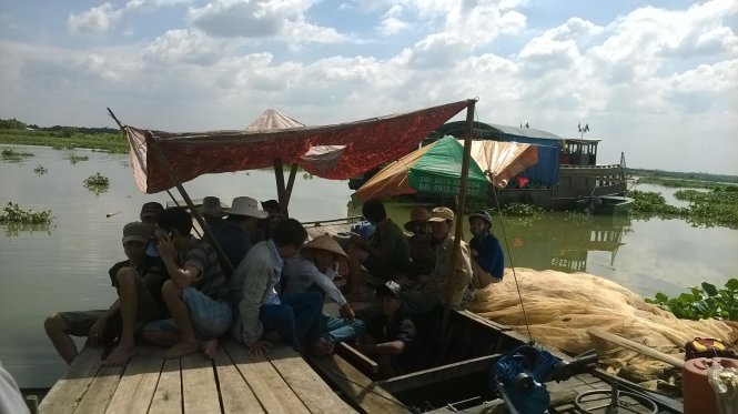 Tháo[-]dỡ[-]các[-]bửng[-]chắn[-]nuôi[-]cá[-]trên[-]lòng[-]hồ[-]Trị[-]An[-]