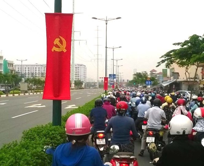 Mở[-]đèn[-]xe[-]máy[-]chạy[-]ban[-]ngày,[-]sáng[-]kiến[-]gây[-]sốc?