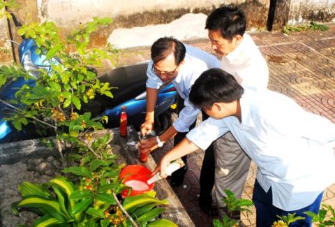 Nghi[-]vấn[-]giả[-]nhân[-]viên[-]Tân[-]Hiệp[-]Phát[-]đến[-]Cà[-]Mau[-]làm[-]việc[-]về[-]79[-]chai[-]trà[-]thảo[-]mộc[-]Dr[-]Thanh[-]lợn[-]cợn
