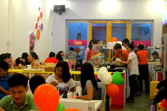 [-]Quán[-]tàu[-]hũ[-]đông[-]khách[-]nhờ[-]khuyến[-]mãi...[-]nụ[-]hôn