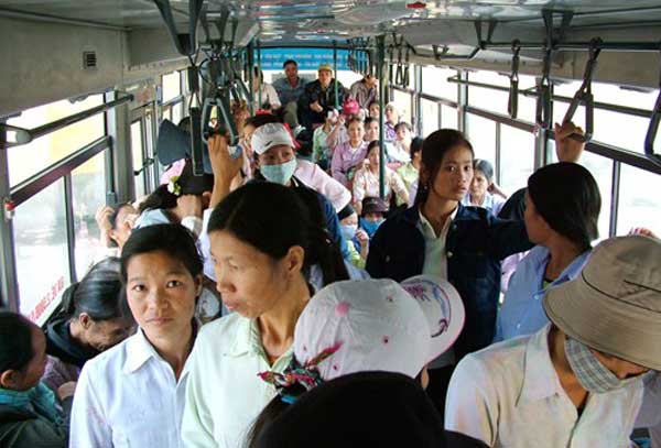 Hà[-]Nội:[-]Phụ[-]nữ[-]đi[-]xe[-]buýt[-]riêng[-]để[-]chống[-]quấy[-]rối[-]tình[-]dục