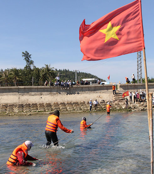 [-]Cáp[-]điện[-]ngầm[-]Lý[-]Sơn[-]bị[-]nổi[-]do[-]sóng[-]quá[-]lớn