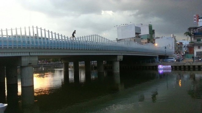 Bơi[-]giữa[-]kênh[-]Nhiêu[-]Lộc[-]-[-]Thị[-]Nghè[-]vì[-]thách[-]thức[-]của[-]mạnh[-]thường[-]quân