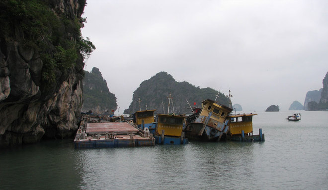 Bãi[-]tàu[-]'ma'[-]trên[-]vịnh[-]Hạ[-]Long
