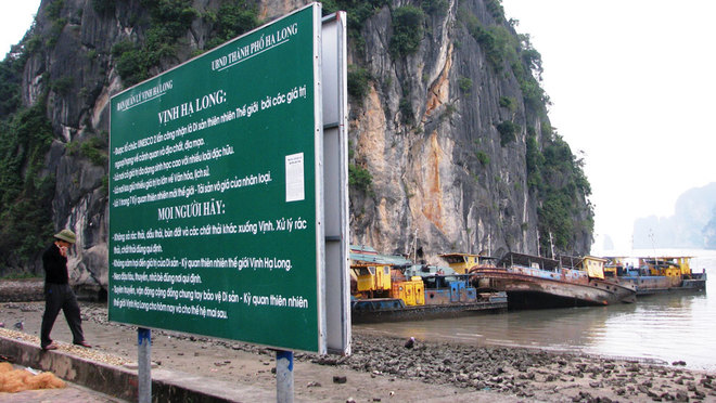 Bãi[-]tàu[-]'ma'[-]trên[-]vịnh[-]Hạ[-]Long