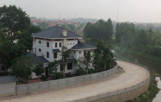 Vĩnh[-]Phúc:[-]Gia[-]đình[-]cựu[-]Phó[-]chủ[-]tịch[-]tỉnh[-]lấn[-]chiếm[-]tới[-]608[-]m2[-]đất