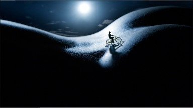   "Tắc kè và tôi": Bộ ảnh nude vì nghệ thuật của Tinna Tình